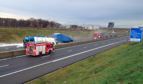 Tankwagen lekt zoutzuur na aanrijding op A73