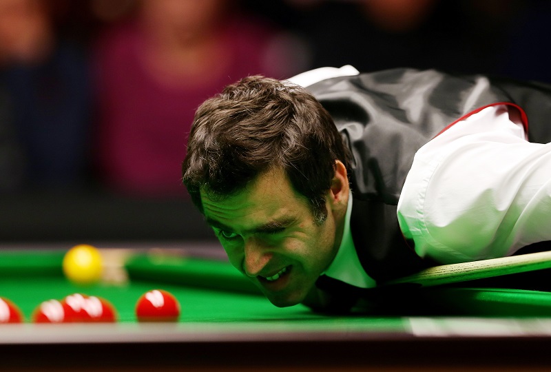 Ronnie O'Sullivan bekijkt het eens goed tijdens The Masters. Wat is een goed onderschrift bij deze foto? (PRO SHOTS/Actionimages)