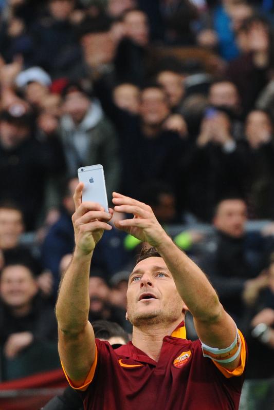 Totti maakte een selfie in de wedstrijd tegen Lazio (Pro Shots/Insidefoto)