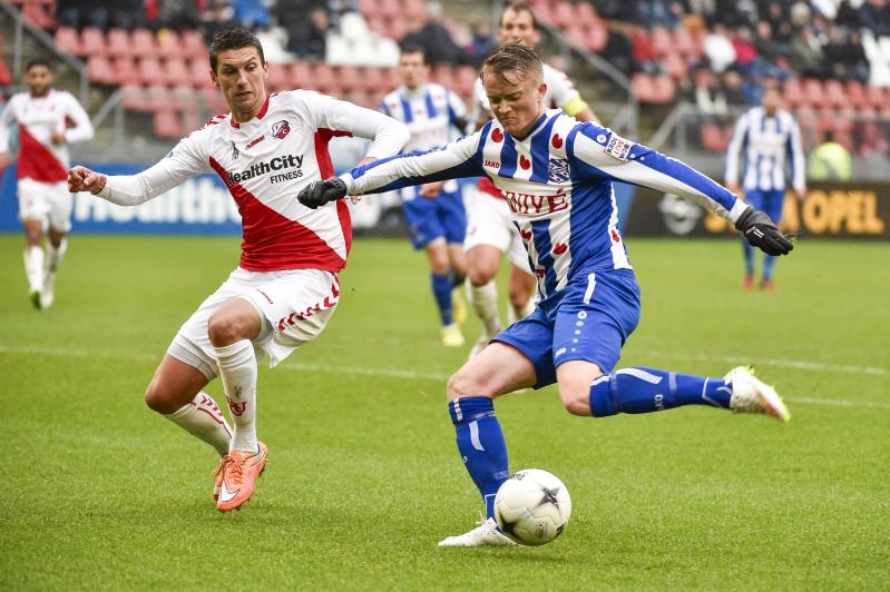 Kum (Utrecht) probeerde Larsson af te stoppen (Pro Shots/Jan Kok)