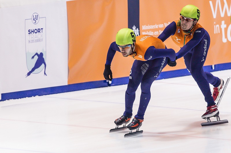 We zien hier Sjinkie Knegt en Freek van der Wart in actie tijdens het EK shorttrack, wat zou een goed onderschrift zijn bij deze foto? (PRO SHOTS/Erwin Spek)