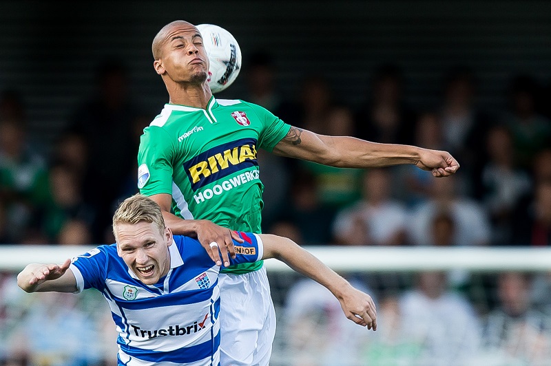 William Troost-Ekong (FC Dordrecht) in duel met PEC Zwolle-speler Bart van Hintum (PRO SHOTS / Kay int Veen)