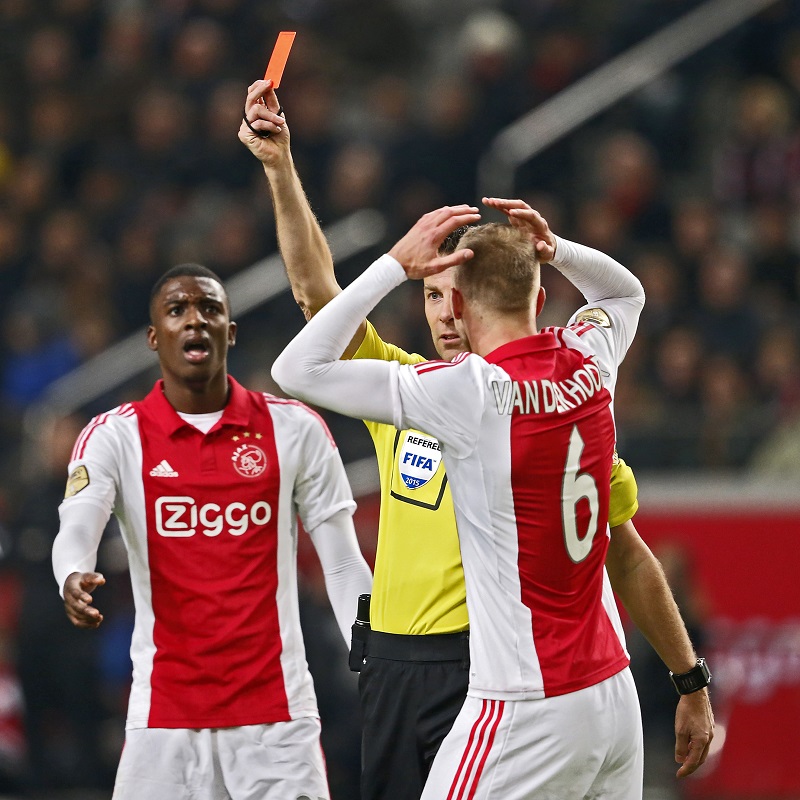 ol van Boekel geeft de rode kaart aan Ajax speler Niklas Moisander, Ajax speler Mike van der Hoorn (r) en Ajax speler Riechedly Bazoer (l) kunnen het niet geloven.