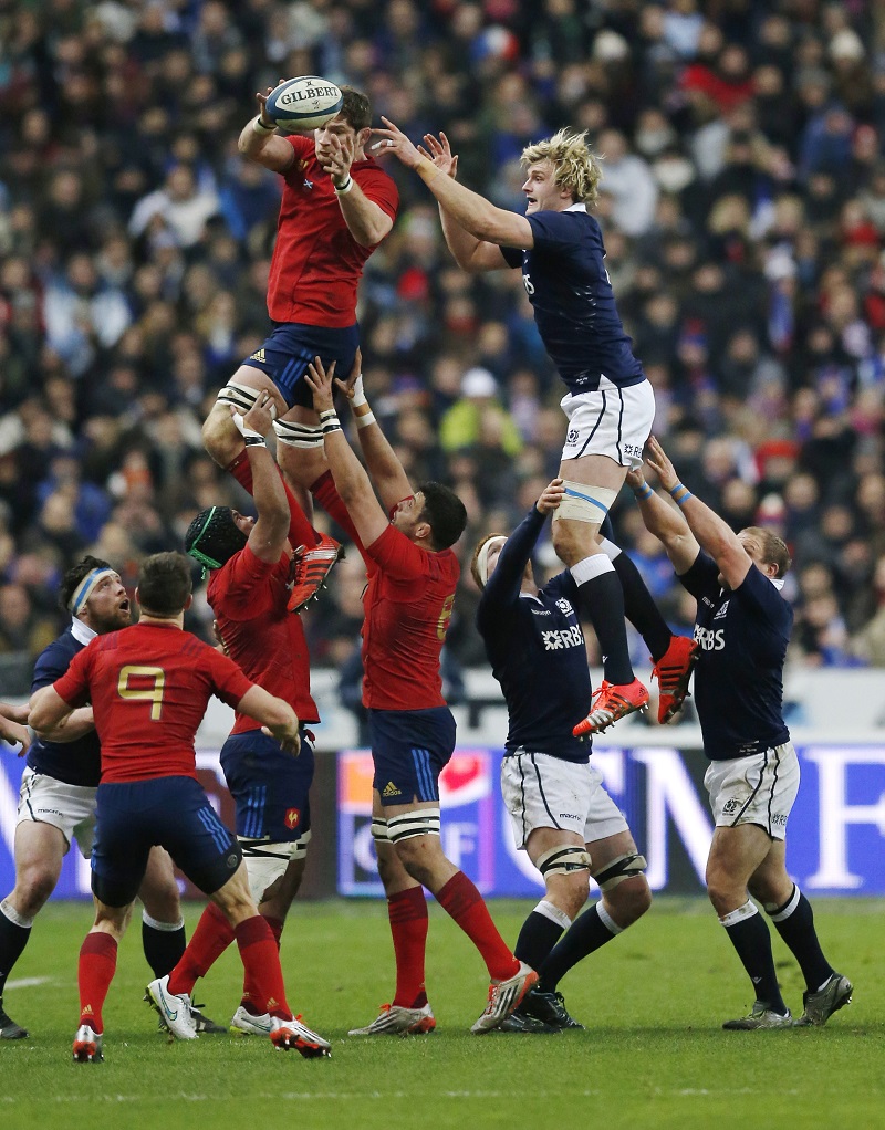 Pascal Pape (Frankrijk, in het rood) in actie met de Schot Richie Gray. (PRO SHOTS/Actionimages)