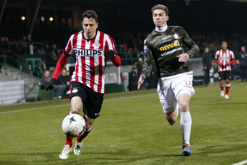 Arias hier in actie met een speler van FC Dordrecht. (PRO SHOTS/Stanley Gontha)