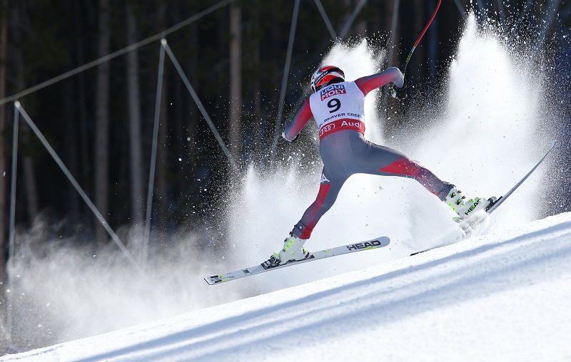 Bode Miller gaat hier niet op de goede manier naar beneden tijdens de reuze slalom om het WK skiën. Wat is een goed onderschrift voor deze foto? (PRO SHOTS/Gepa)