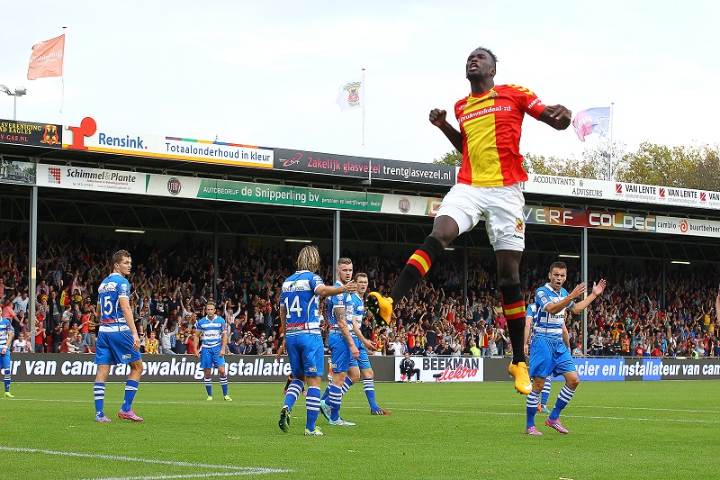 Go Ahead Eagles-speler Fernando Lewis viert de 2-0 tijdens de eerdere editie van de IJsselderby eerder dit seizoen (PRO SHOTS/Erik Pasman)