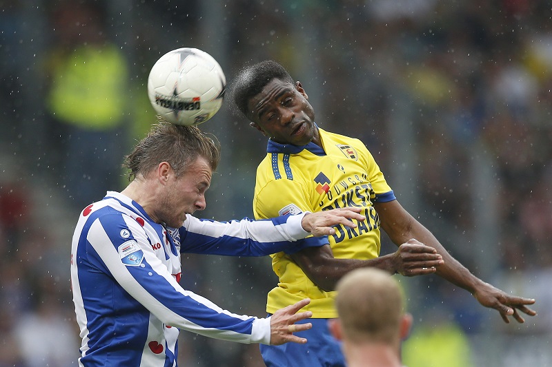 SC Heerenveen-speler Jordy Buijs en SC Cambuur-speler Bartholomew Ogbeche in duel tijdens de vorig Friese derby eerder dit seizoen in Heerenveen (PRO SHOTS/Henk Jan Dijks)