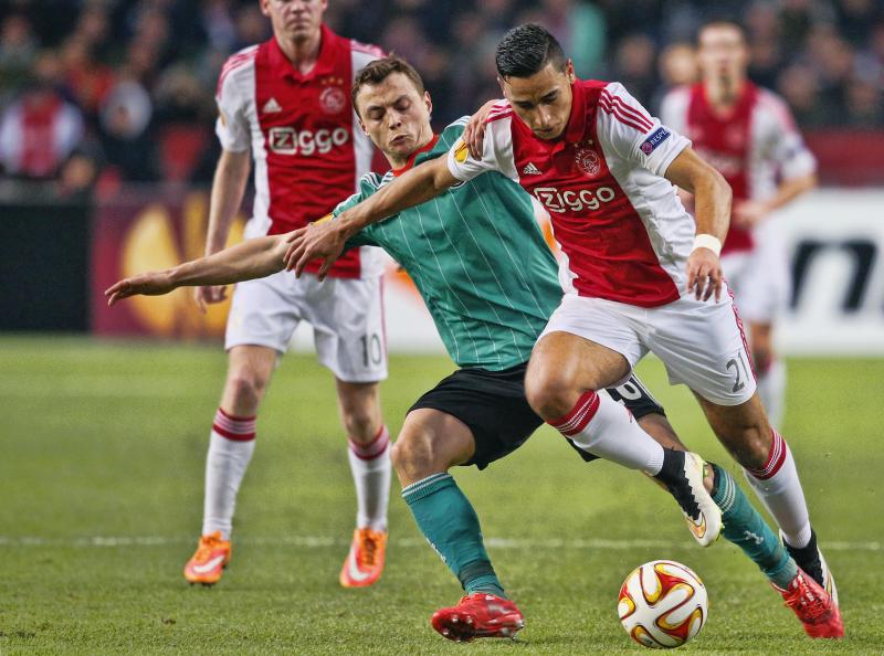 El Ghazi vecht een duel uit met Warschau-speler Maslowski (Pro Shots/Stanley Gontha)