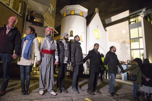 Noorse moslims maken'vredesring' om synagoge