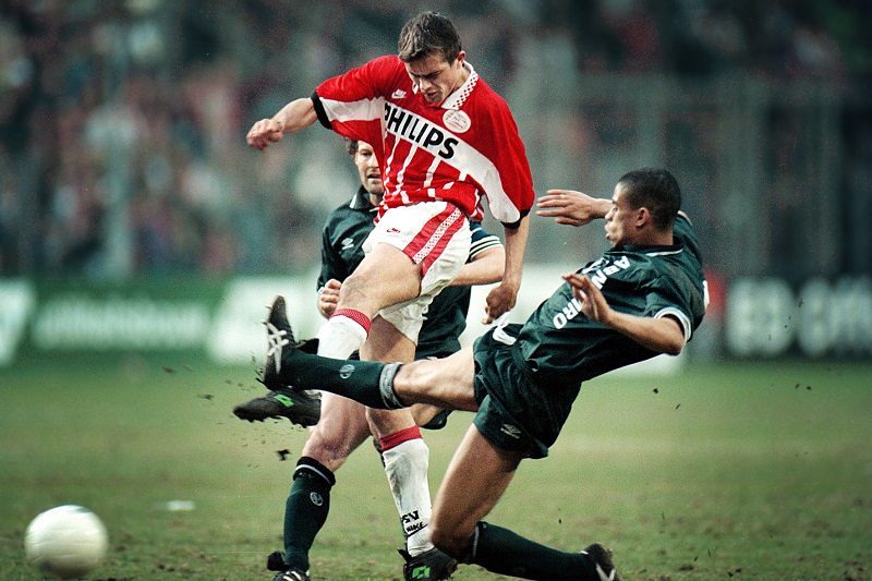 Uit den ouden doosch: Phillip Cocu en Michael Reiziger met elkaar in duel (PRO SHOTS / Stanley Gontha)