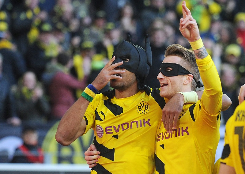  Pierre-Emerick Aubameyang en Marco Reus vieren het doelpunt voor Borussia Dortmund tegen Schalke op een bijzondere manier. Wat zou een goed onderschrift zijn bij deze foto? (PRO SHOTS/Witters)