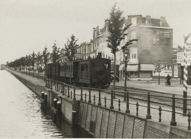 Een stoomtram op de Loosduinseweg in 1932 (foto - haagsebeeldbank)