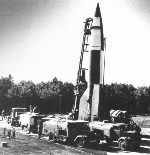 Een V2-raket wordt klaargemaakt voor lancering (foto = v2platform.nl)