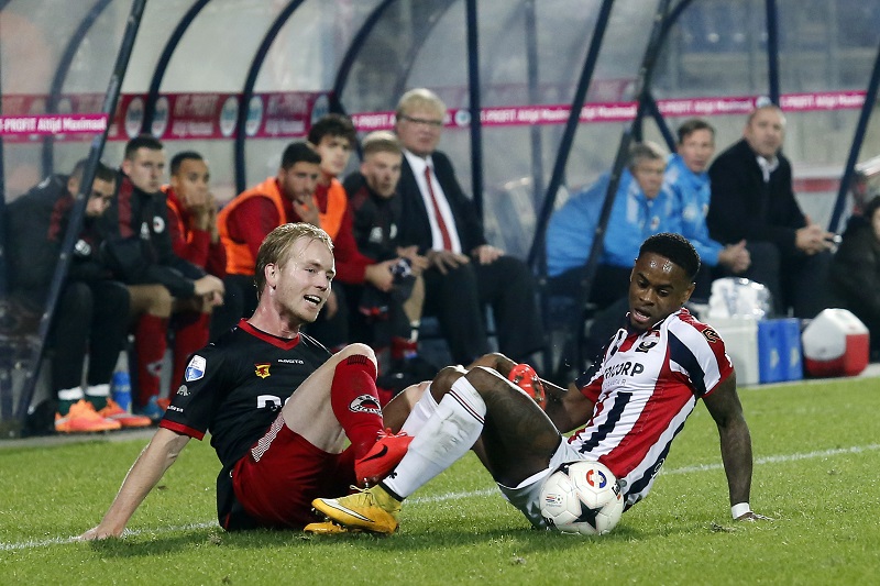 Excelsior-speler Daan Bovenberg in duel met Willem II-Speler Terrel Ondaan (PRO SHOTS/Menno Ringnalda)