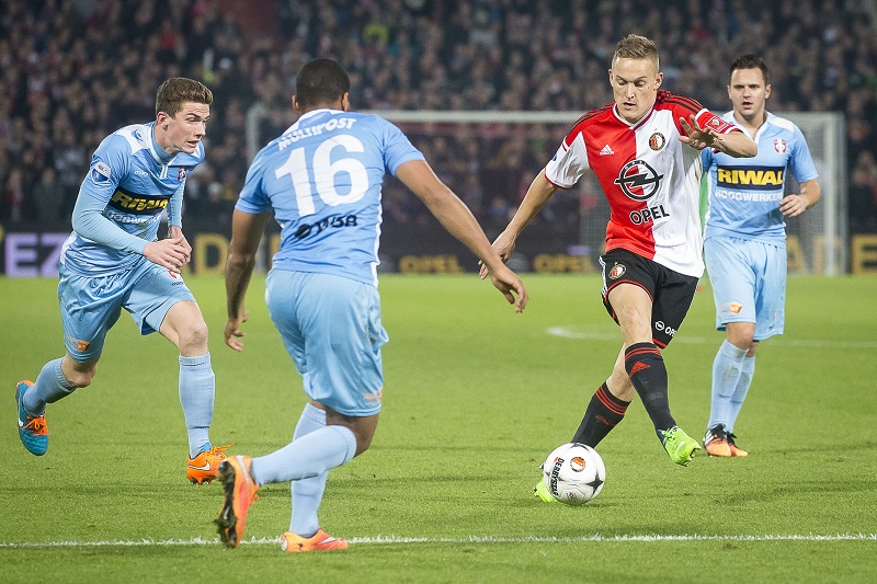 Feyenoord-speler Jens Toornstra in duel met Erixon Dans en Robin Gosens van FC Dordrecht tijdens de wedstrijd eerder dit seizoen (PRO SHOTS/Joep Leenen)