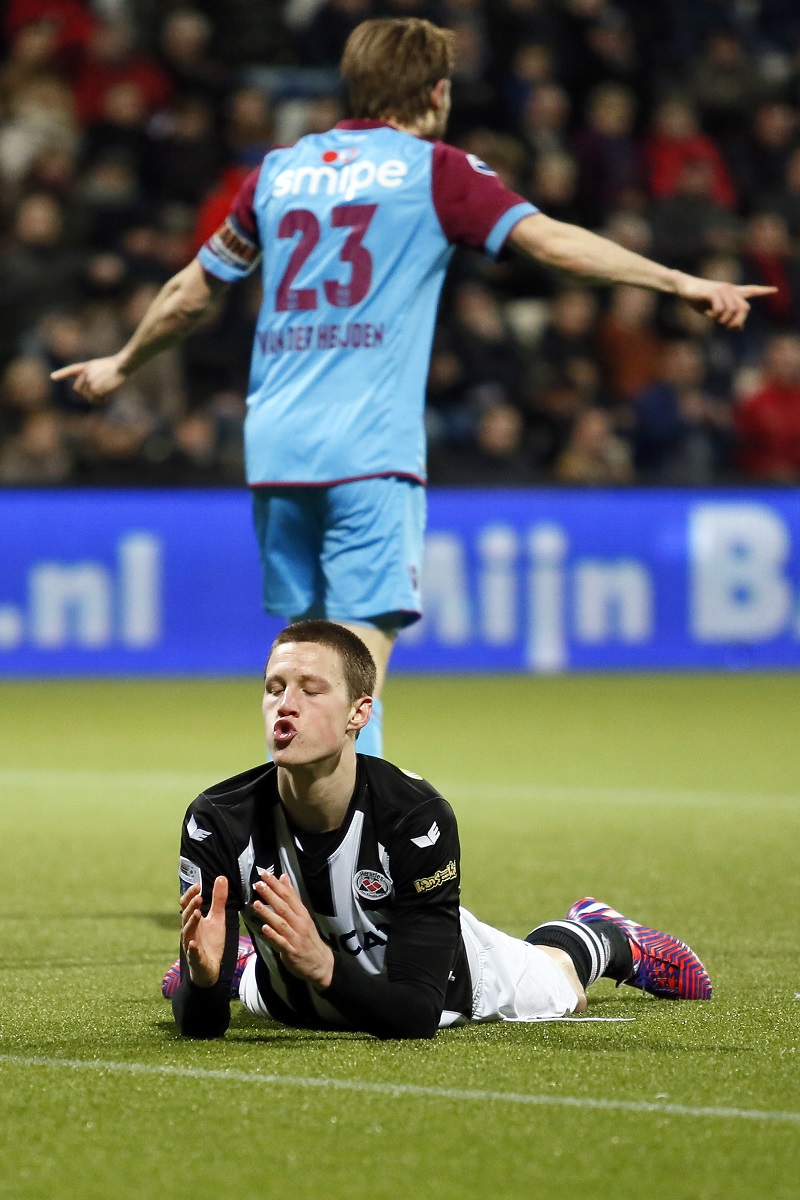 Tijdens de wedstrijd tussen Heracles Almelo en Vitesse zagen we dit opmerkelijke moment van Heracles-speler Wout Weghorst. Wat zou een goed onderschrift zijn bij deze foto? {PRO SHOTS/Menno Ringnalda)