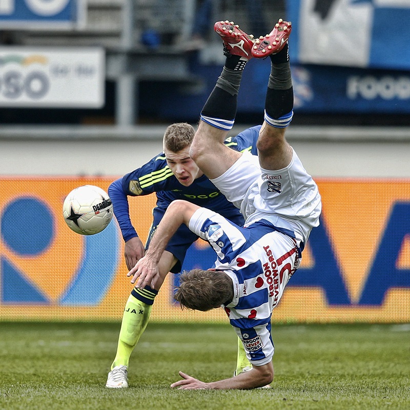 Waar zijn Joey van den Berg van Heerenveen en Daley Sinkgraven van Ajax hier in hemelsnaam mee bezig hier? (PRO SHOTS/Stanley Gontha)