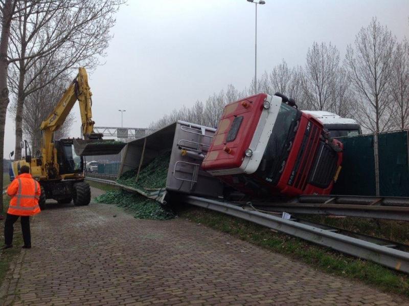 Vrachtwagen verliest bierflesjes (Foto: Rijkswaterstaat)