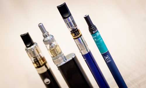 Van Rijn: Onder de 18 jaar geen e-sigaret (Foto: ANP)