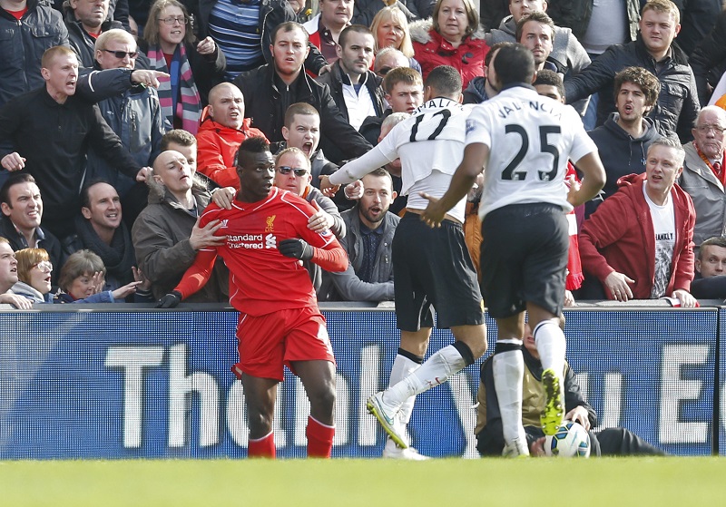 Fans weerhouden Mario Balotelli van een woedeaanval op Chris Smalling (PRO SHOTS/Action Images)