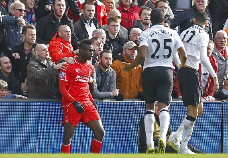 Fans weerhouden Mario Balotelli van een woedeaanval op Chris Smalling (PRO SHOTS/Action Images)