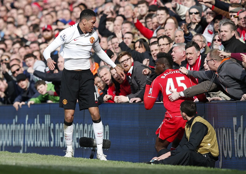 Fans weerhouden Mario Balotelli van een woedeaanval op Chris Smalling (PRO SHOTS/Action Images)