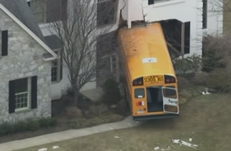 Schoolbus ziet woning aan voor bushalte