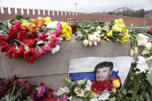 Bloemen en kaarsen Nemtsov gestolen