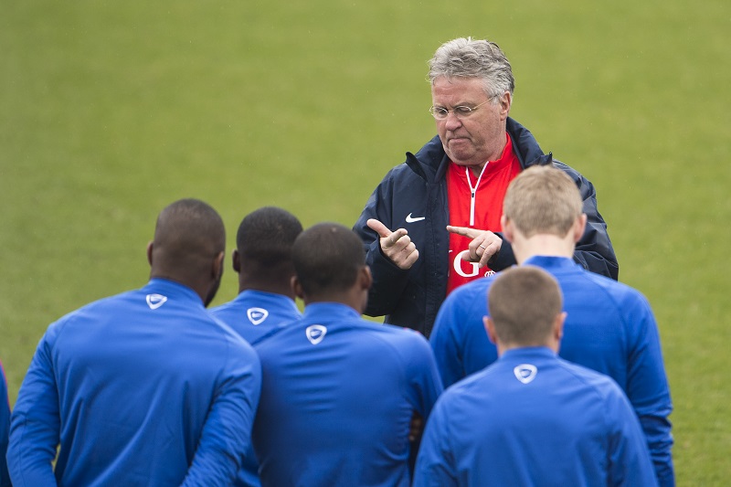 Wat probeert Guus Hiddink hier duidelijk te maken aan de selectie van het Nederlands elftal? (PRO SHOTS/Jasper Ruhe)