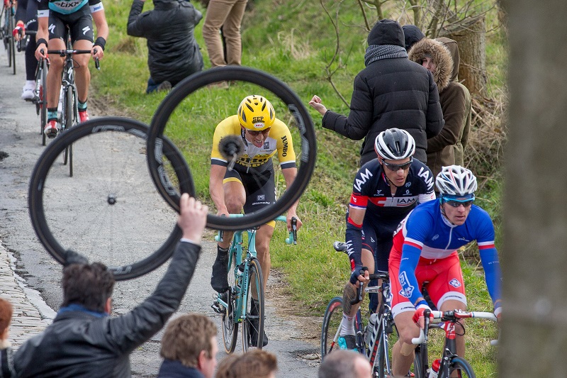 Vanmarcke (in het geel) in actie tijdens de Omloop het Nieuwsbald (PRO SHOTS/George Deswijzen)