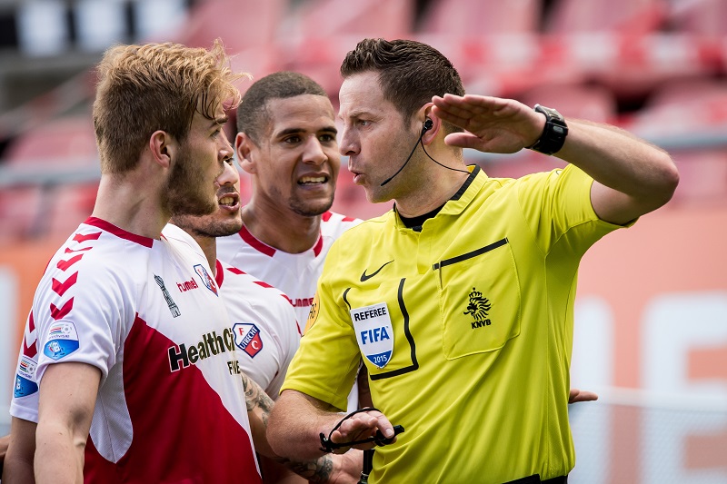 FC Utrecht-speler Ramon Leeuwin scheidsrechter Pol van Boekel zijn in een heftig gesprek verwikkeld waarbij Van Boekel iets duidelijk wil maken, waar gaat dit over? (PRO SHOTS/Ronald Bonestroo)