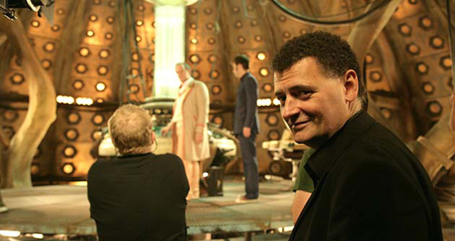 Steven Moffat op de set van Doctor Who