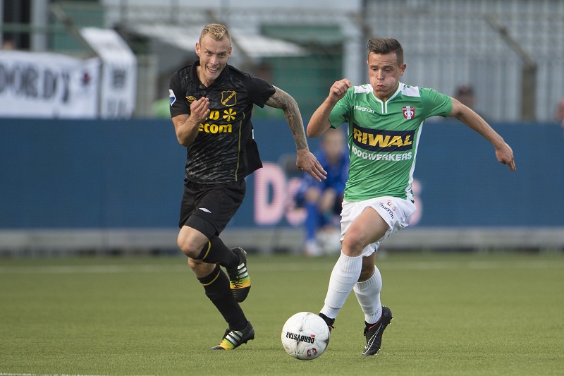 NAC-speler Joeri de Kamps in duel met FC Dordrecht-speler Giovanni Korte tijdens de wedstrijd eerder dit seizoen (PRO SHOTS/Jasper Ruhe)