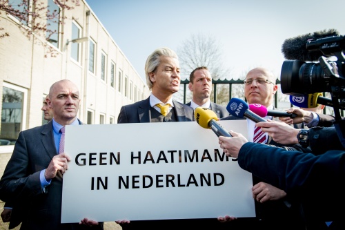 Wilders betoogt tegen'haatimams'