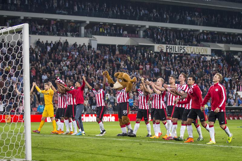 PSV viert feest na de wedstrijd. (PRO SHOTS/Joep Leenen)