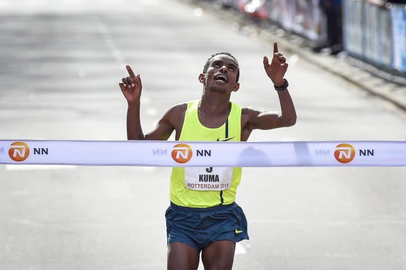 Abera Kuma wint zijn eerste marathon. (PRO SHOTS/Jan Kok)