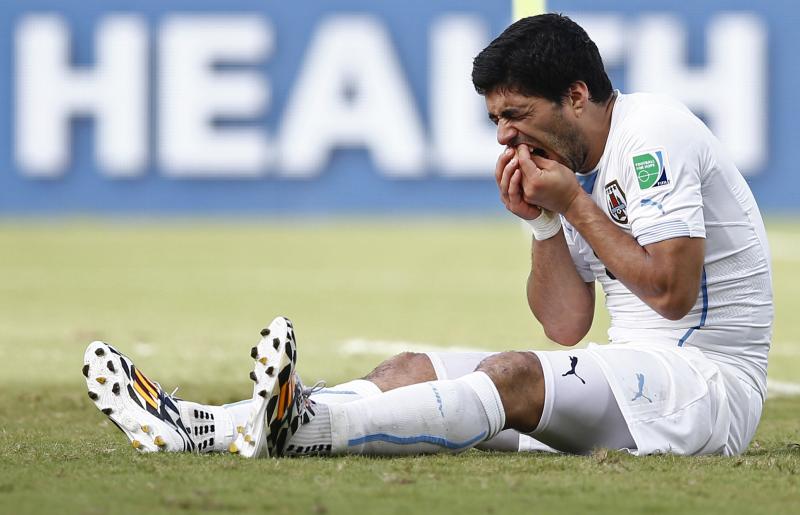 Suárez voelt na het bijten van Chiellini even aan zijn gebit (Pro Shots/Action Images)