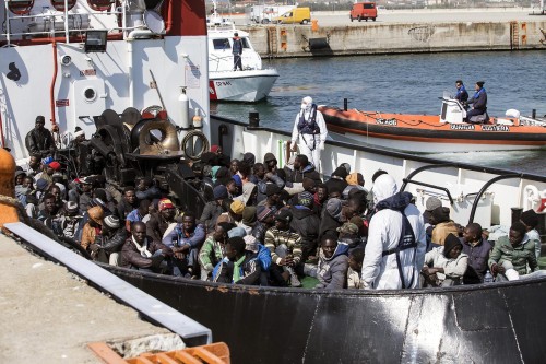 Weer duizenden migranten op Italiaanse kust