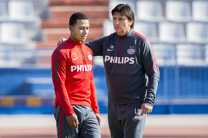 Luc Nilis op de training bezig met Memphis Depay (PRO SHOTS/Joep Leenen)