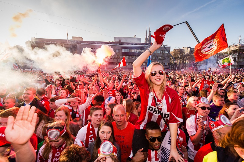 Op een bomvol Stadhuisplein wachtten de tienduizende PSV-fans op de aankomst van de nieuwbakken landskampioenen (PRO SHOTS/Erwin Spek)