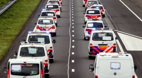 Politie met slakkengangetje Rotterdam voorbij (Foto: ANP)