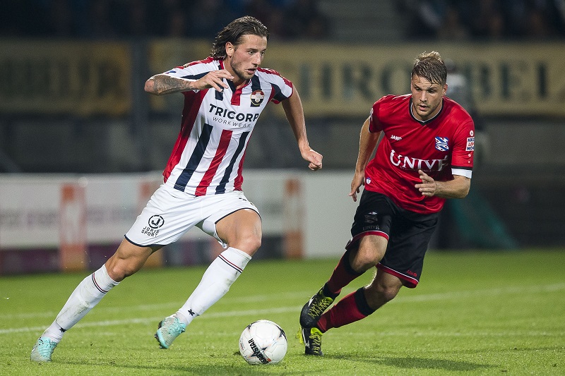 Willem II-speler Mitchell Dijks en SC Heerenveen-speler Joey van den Berg in duel (PRO SHOTS/Joep Leenen)