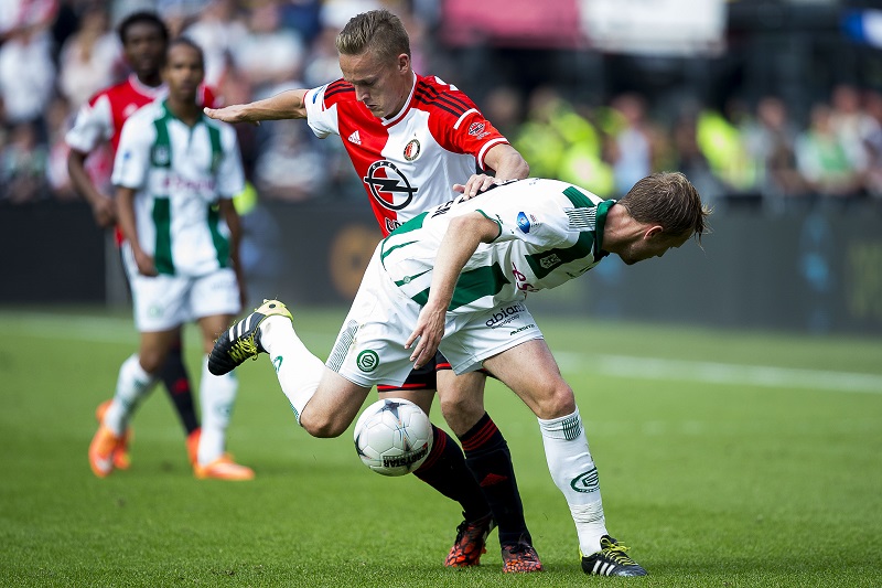 Feyenoord-speler Jens Toornstra probeert voorbij FC Groningen-speler Rasmus Lindgren te komen (PRO SHOTS/Joep Leenen)