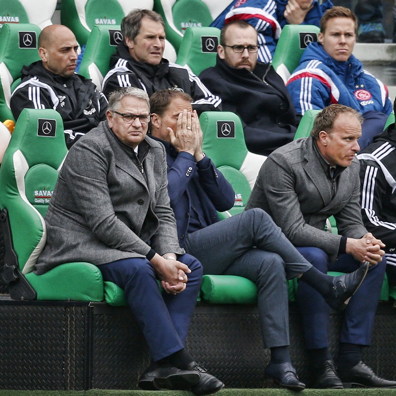 We kwamen deze foto van de gezellige Ajax-bank tijdens de wedstrijd tegen PEC Zwolle tegen, wat zou een goed onderschrift zijn bij deze foto? (PRO SHOTS/Stanley Gontha)