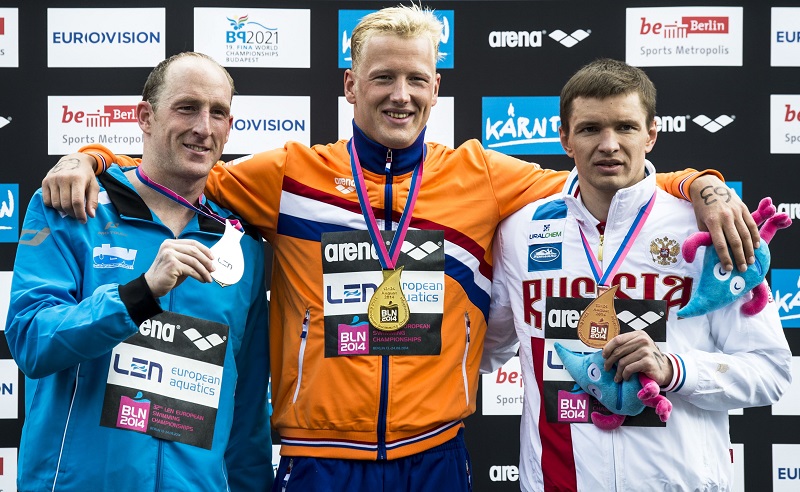 Thomas Lurz (links) op het podium samen met Ferry Weertman op het EK zwemmen na de 10 kilometer (PRO SHOTS/Insidefoto)