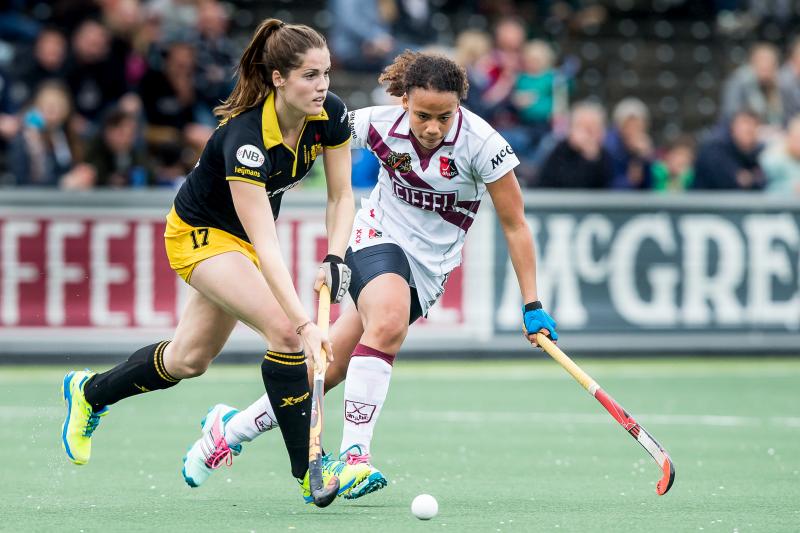 Den Bosch speelster Marloes Keetels (l) in duel met Amsterdam speelster Leiah Brigitha (r). (PRO SHOTS/Kay Int Veen)