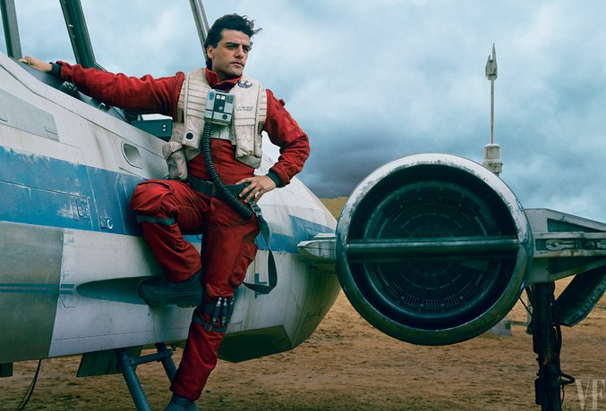 Oscar Isaac in zijn rol als piloot Poe Damaron, naast zijn X-Wing gevechtsvliegtuig