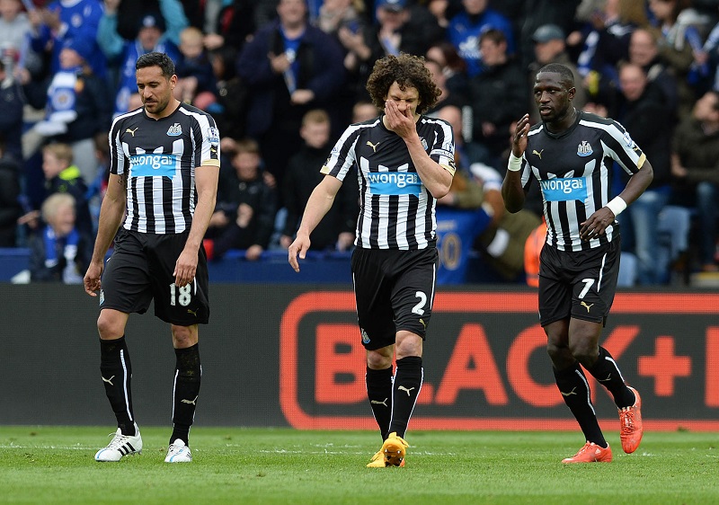 Newcastle United-spelers Jonas Gutierrez, Fabricio Coloccini en Moussa Sissoko na de verloren wedstrijd tegen Leicester afgelopen weekend (PRO SHOTS/Action Images via Reuters)