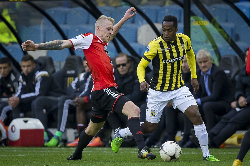 Vitesse-speler Renato Ibarra in duel met Feyenoord-speler Lex Immers (PRO SHOTS/Joep Leenen)